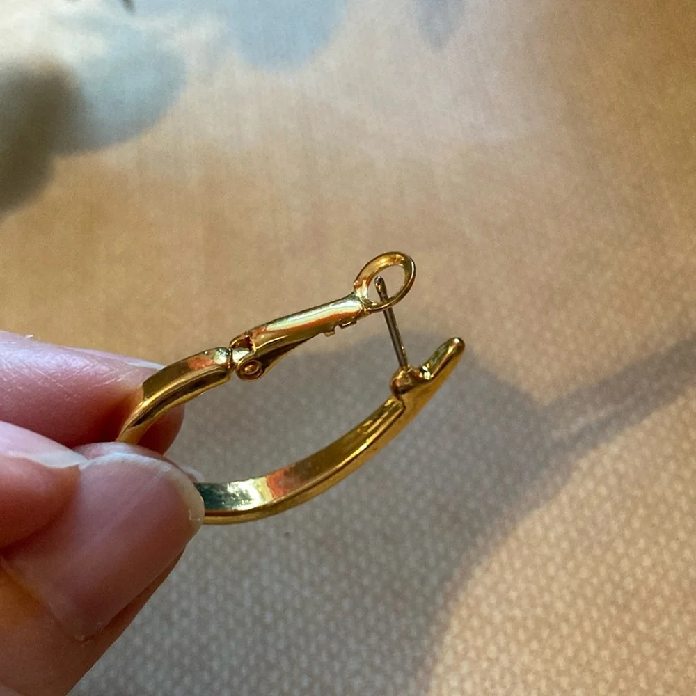 Avon Vintage Jewelry, Sleek and Classic J-Hoop GoldTone Earrings | NIB E40 - Picture 6 of 9